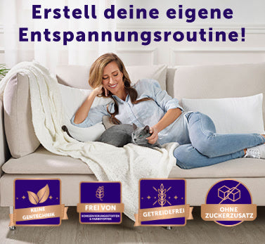 Katze und Frau auf Sofa